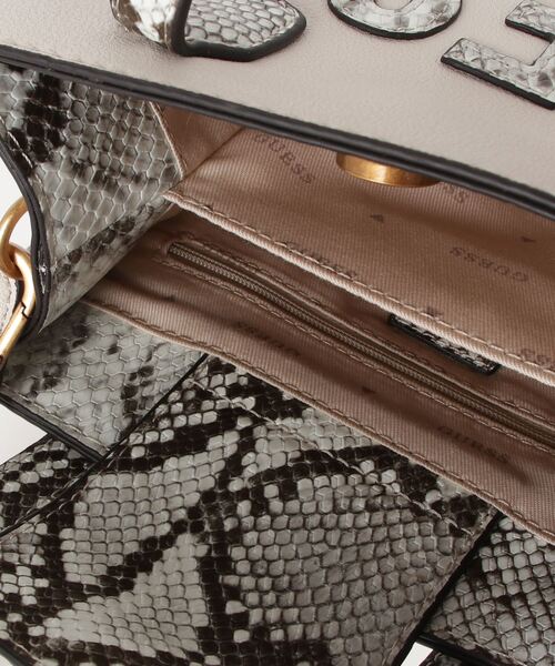 Guess（ゲス）の「SILVANA 2 Compartmnt Mini Tote トートバッグ レディース（トートバッグ・レディース・ナチュラル・ONE SIZE）」の4枚目の写真