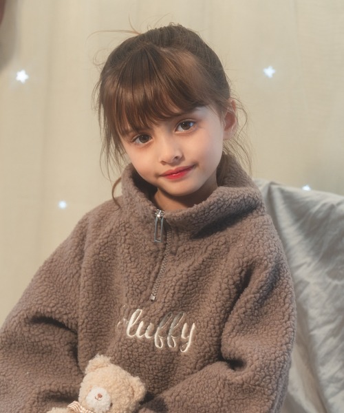 URBAN CHERRY(アーバンチェリー)の「【もこもこ保温ボア】スタンドカラーロゴ刺繍ジップアップボアトップス(ブルゾン・キッズ・ブラウン/アイボリー/ブラック・110cm/120cm/130cm/140cm/150cm)」の13枚目の写真