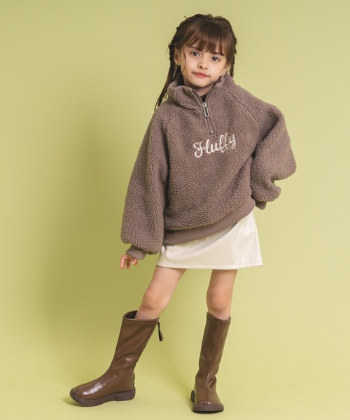URBAN CHERRY(アーバンチェリー)の「【もこもこ保温ボア】スタンドカラーロゴ刺繍ジップアップボアトップス(ブルゾン・キッズ・ブラウン/アイボリー/ブラック・110cm/120cm/130cm/140cm/150cm)」の5枚目の写真