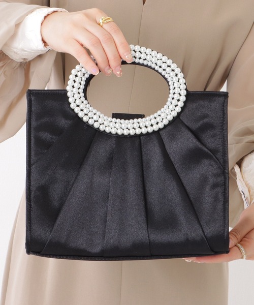 Lace Ladies(レースレディース)の「パール ハンドル タック スクエア ハンド バッグ(クラッチバッグ・レディース・ブラック/アイボリー・FREE)」の3枚目の写真