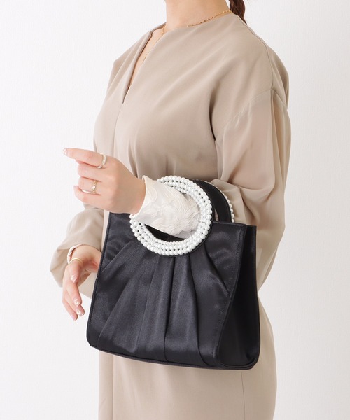 Lace Ladies(レースレディース)の「パール ハンドル タック スクエア ハンド バッグ(クラッチバッグ・レディース・ブラック/アイボリー・FREE)」の6枚目の写真