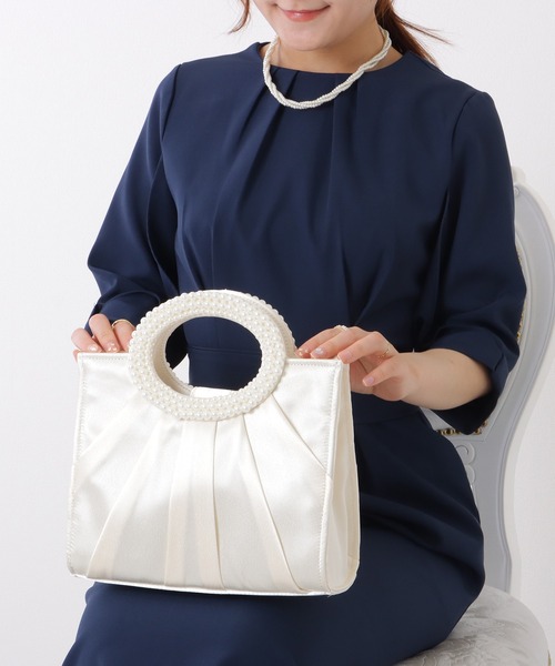 Lace Ladies(レースレディース)の「パール ハンドル タック スクエア ハンド バッグ(クラッチバッグ・レディース・ブラック/アイボリー・FREE)」の14枚目の写真