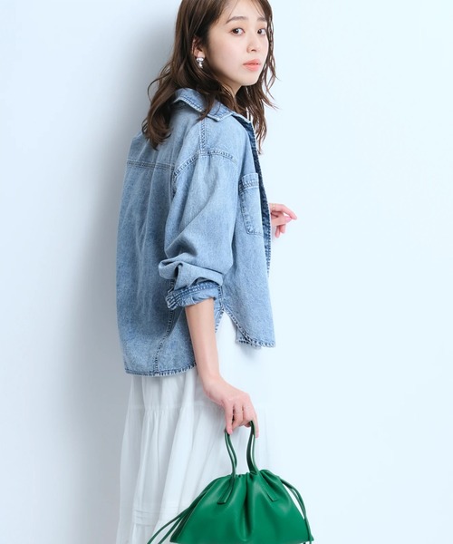 JUSGLITTY（ジャスグリッティー）の「クロップドデニムシャツ（シャツ/ブラウス・レディース・ブルー系その他3/ライトブルー/ピンク/サックスブルー・2/1）」の5枚目の写真