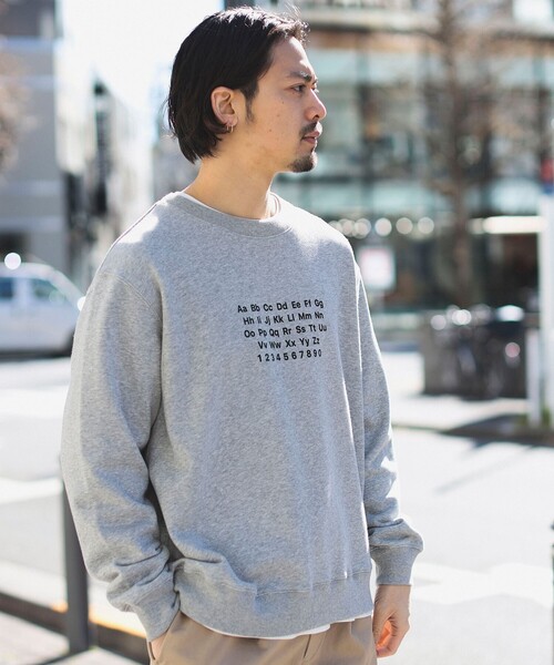 B:MING by BEAMS（ビーミングバイビームス）の「アルファベット プリント クルーネック スウェット（スウェット・メンズ・オフホワイト/ライトグレー・SMALL/LARGE/X-LARGE/MEDIUM）」の2枚目の写真