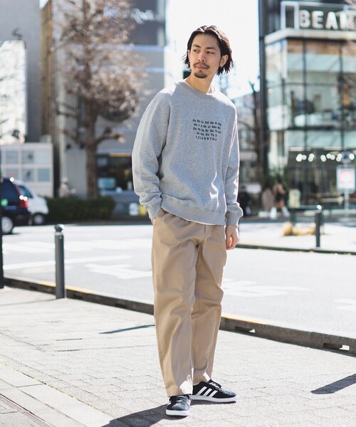 B:MING by BEAMS（ビーミングバイビームス）の「アルファベット プリント クルーネック スウェット（スウェット・メンズ・オフホワイト/ライトグレー・SMALL/LARGE/X-LARGE/MEDIUM）」の3枚目の写真