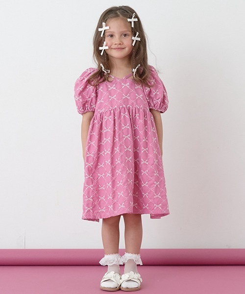 Lycee mine（リセマイン）の「リボン刺しゅうたっぷりギャザーワンピース（シャツワンピース・キッズ・イエロー/ラベンダー/スカイブルー/ピンク系その他・150cm/140cm/130cm/120cm/110cm/100cm）」の4枚目の写真