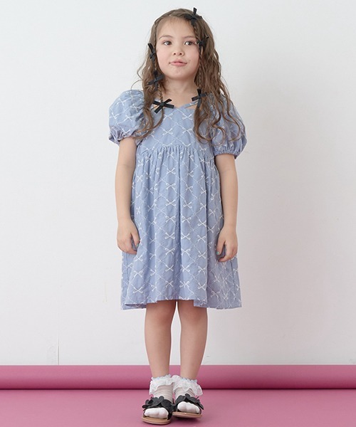 Lycee mine（リセマイン）の「リボン刺しゅうたっぷりギャザーワンピース（シャツワンピース・キッズ・イエロー/ラベンダー/スカイブルー/ピンク系その他・150cm/140cm/130cm/120cm/110cm/100cm）」の2枚目の写真