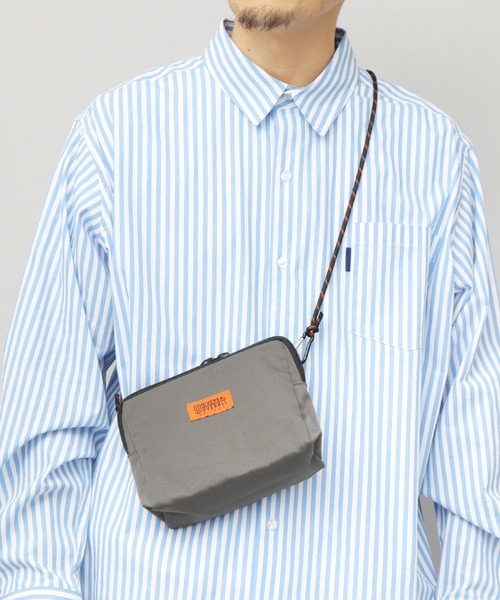 UNIVERSAL OVERALL(ユニバーサルオーバーオール)の「撥水ナイロン サコッシュ型 ミニショルダーバッグ デルタサコッチ(ショルダーバッグ・メンズ・オフホワイト/グレー/オレンジ/ネイビー/ベージュ/ブラック・FREE)」の3枚目の写真