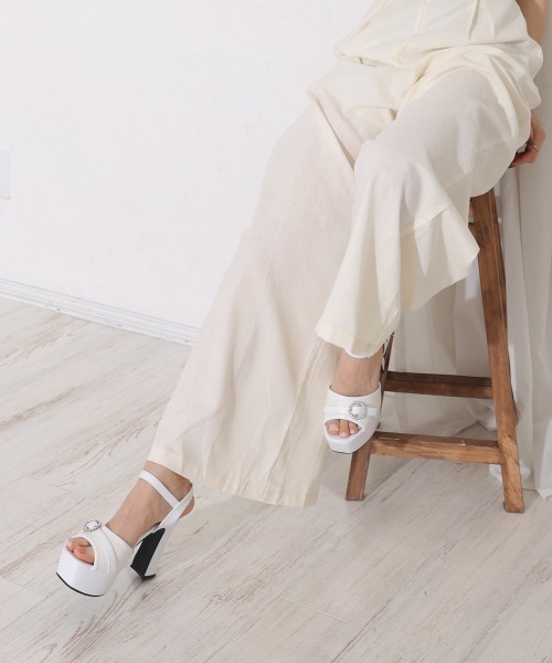 DEMETER(デメテル)の「厚底 太ヒール ビジューバックル アンクルストラップ サンダル(サンダル・レディース・ブラック/シルバー/ホワイト・S/M/L/LL)」の2枚目の写真