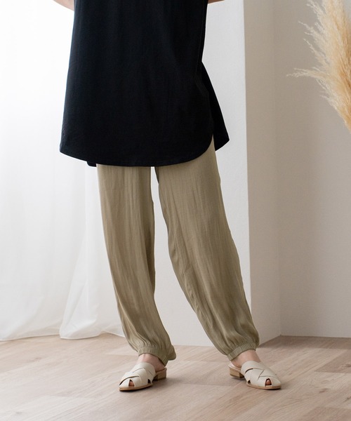 VitaFelice（ヴィータフェリーチェ）の「シャイニードレープ裾絞りパンツ（その他ルームウェア・レディース・ダークオレンジ/チャコール/ベージュ・M/L）」の4枚目の写真