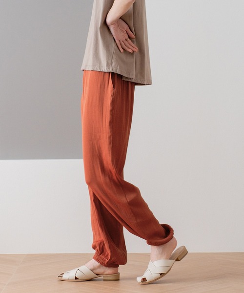 VitaFelice（ヴィータフェリーチェ）の「シャイニードレープ裾絞りパンツ（その他ルームウェア・レディース・ダークオレンジ/チャコール/ベージュ・M/L）」の21枚目の写真