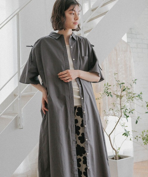 niko and...（ニコアンド）の「マーセシャーリングスリットワンピース（シャツワンピース・レディース・チャコール/イエロー/ブルー・MEDIUM/LARGE）」の2枚目の写真