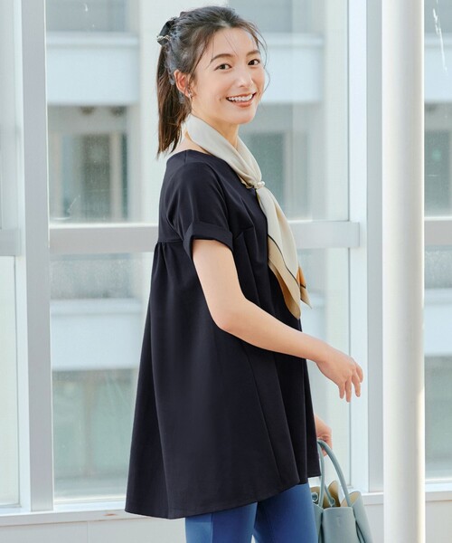 Tiaclasse(ティアクラッセ)の「【UVカット・吸水速乾】 “きれい見え” バックフレアチュニック(Tシャツ/カットソー・レディース・ネイビー/グレイッシュベージュ/ブラック・M/L)」の1枚目の写真