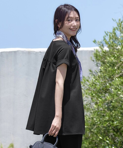 Tiaclasse(ティアクラッセ)の「【UVカット・吸水速乾】 “きれい見え” バックフレアチュニック(Tシャツ/カットソー・レディース・ネイビー/グレイッシュベージュ/ブラック・M/L)」の5枚目の写真