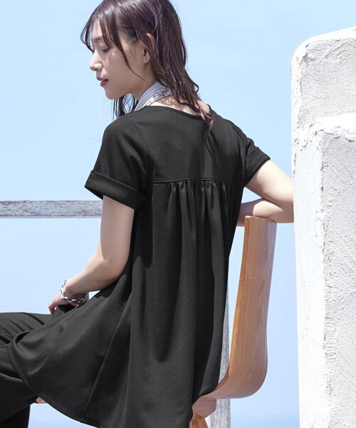 Tiaclasse(ティアクラッセ)の「【UVカット・吸水速乾】 “きれい見え” バックフレアチュニック(Tシャツ/カットソー・レディース・ネイビー/グレイッシュベージュ/ブラック・M/L)」の12枚目の写真