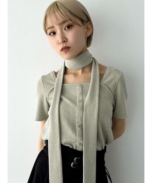 EMODA（エモダ）の「スリムタイボタントップ（Tシャツ/カットソー・レディース・ホワイト/ブラウン/ライム/ブラック・FREE）」の4枚目の写真