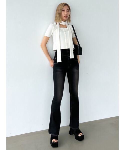 EMODA（エモダ）の「スリムタイボタントップ（Tシャツ/カットソー・レディース・ホワイト/ブラウン/ライム/ブラック・FREE）」の9枚目の写真