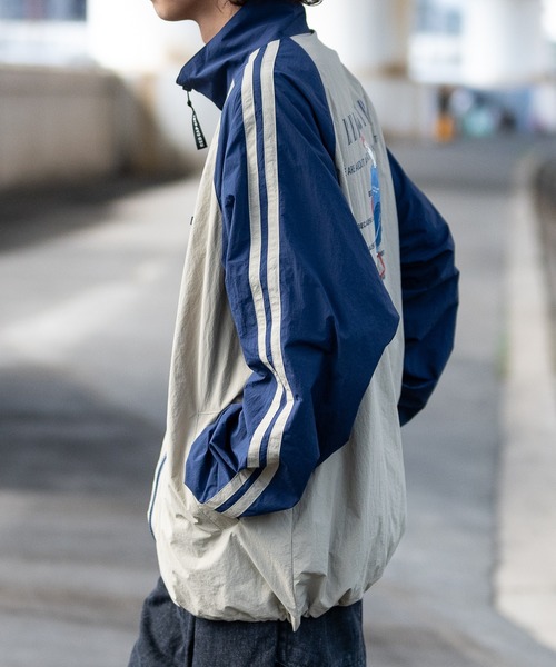 Red Cap Girl（レッドキャプガール）の「【a-r】〔RedCapGirl/レッドキャップガール〕ラバーイラスト サイドライン ナイロンラグランジャケット（ナイロンジャケット・メンズ・ネイビー/ブラック/カーキ/チャコールグレー/ネイビー系/ライトグレー/ブラック系・MEDIUM/LARGE）」の11枚目の写真