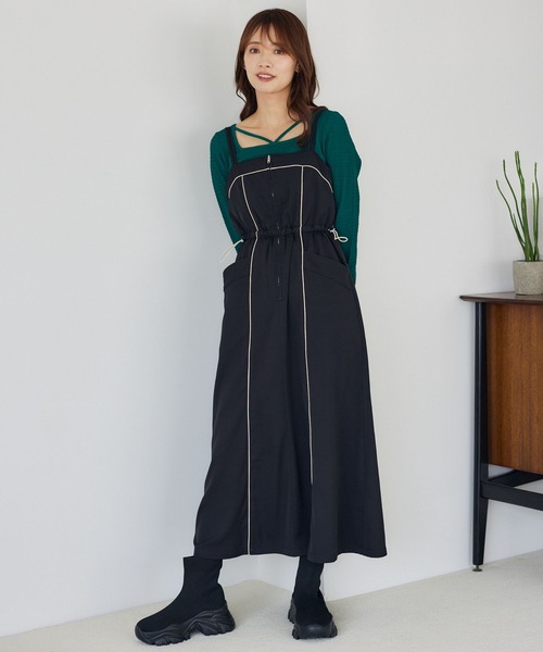 mysty woman(ミスティウーマン)の「パイピングコードキャミワンピース 148915(ワンピース・レディース・グリーン/ベージュ/ブラック・FREE)」の5枚目の写真