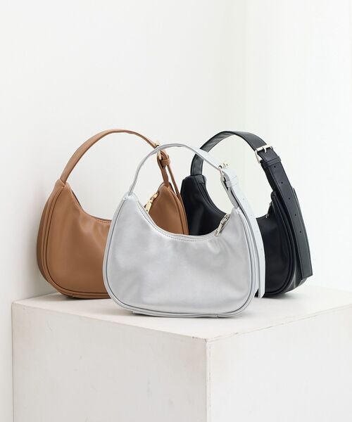 earth music&ecology（アースミュージックアンドエコロジー）の「ハーフムーンアジャスタブルバッグ（トートバッグ・レディース・ブラック/シルバー/キャメル・FREE）」の4枚目の写真