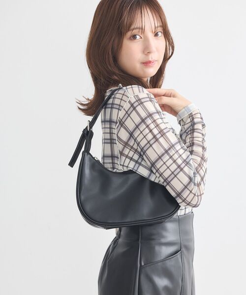 earth music&ecology（アースミュージックアンドエコロジー）の「ハーフムーンアジャスタブルバッグ（トートバッグ・レディース・ブラック/シルバー/キャメル・FREE）」の5枚目の写真