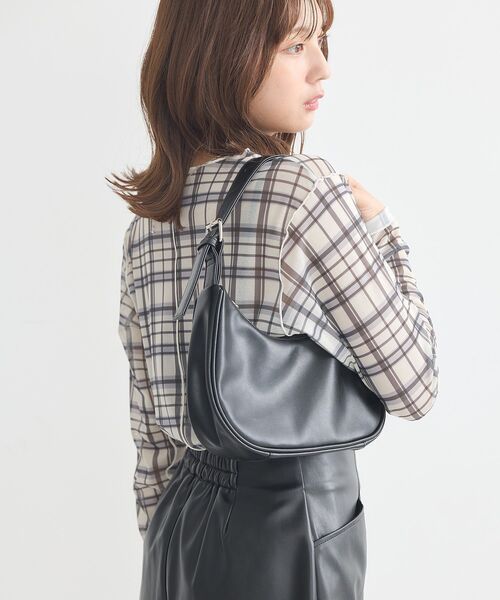 earth music&ecology（アースミュージックアンドエコロジー）の「ハーフムーンアジャスタブルバッグ（トートバッグ・レディース・ブラック/シルバー/キャメル・FREE）」の7枚目の写真