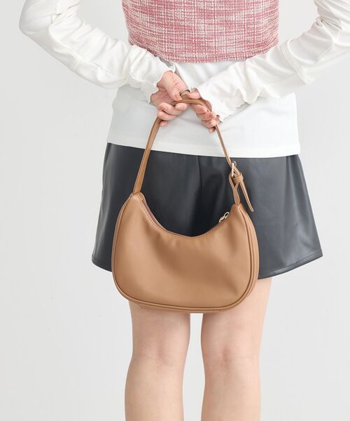 earth music&ecology（アースミュージックアンドエコロジー）の「ハーフムーンアジャスタブルバッグ（トートバッグ・レディース・ブラック/シルバー/キャメル・FREE）」の10枚目の写真