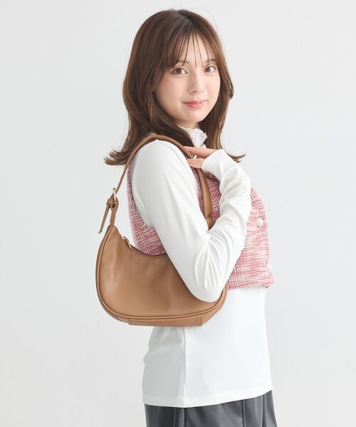 earth music&ecology（アースミュージックアンドエコロジー）の「ハーフムーンアジャスタブルバッグ（トートバッグ・レディース・ブラック/シルバー/キャメル・FREE）」の11枚目の写真