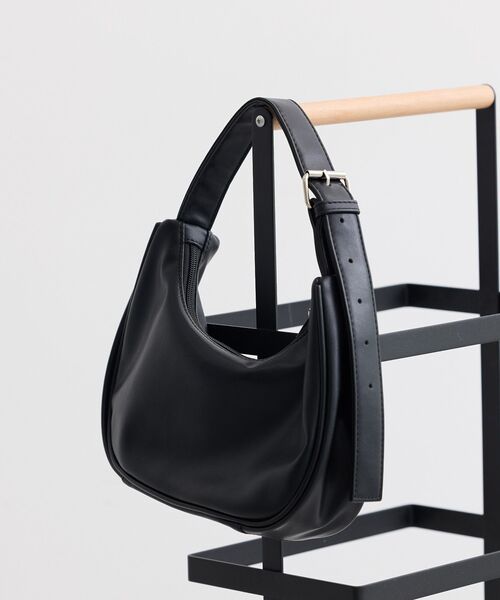 earth music&ecology（アースミュージックアンドエコロジー）の「ハーフムーンアジャスタブルバッグ（トートバッグ・レディース・ブラック/シルバー/キャメル・FREE）」の13枚目の写真