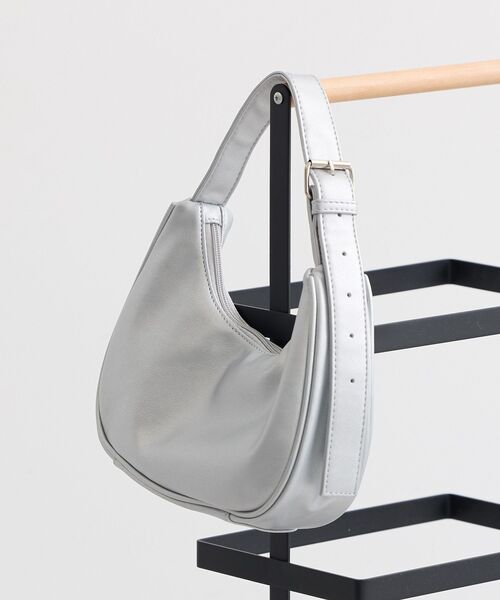 earth music&ecology（アースミュージックアンドエコロジー）の「ハーフムーンアジャスタブルバッグ（トートバッグ・レディース・ブラック/シルバー/キャメル・FREE）」の14枚目の写真