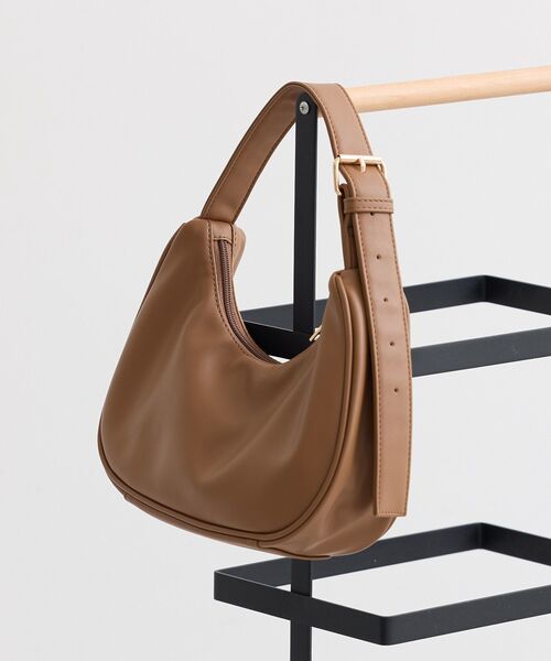 earth music&ecology（アースミュージックアンドエコロジー）の「ハーフムーンアジャスタブルバッグ（トートバッグ・レディース・ブラック/シルバー/キャメル・FREE）」の15枚目の写真