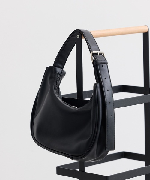 earth music&ecology（アースミュージックアンドエコロジー）の「ハーフムーンアジャスタブルバッグ（トートバッグ・レディース・ブラック/シルバー/キャメル・FREE）」の2枚目の写真