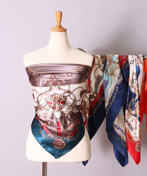 BAYBLO（ベイブロ）の「(SB)【ユニセックス】【リング付き】プリント 大判 スカーフ[90cm×90cm]（バンダナ/スカーフ・レディース・ブルー系/グリーン系/オレンジ系/ネイビー系/レッド系・ONE SIZE）」の7枚目の写真