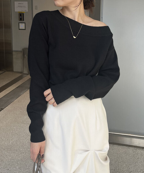 CAPRICIEUX LE'MAGE(カプリシューレマージュ)の「アシメスリットボートネックニット(ニット/セーター・レディース・ホワイト/ベージュ/ブラック・FREE)」の3枚目の写真