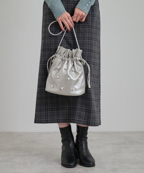 SHOO・LA・RUE（シューラルー）の「◆華やかさをプラスする パール調巾着ショルダーバッグ（ショルダーバッグ・レディース・ブラック/シルバー・00）」の15枚目の写真