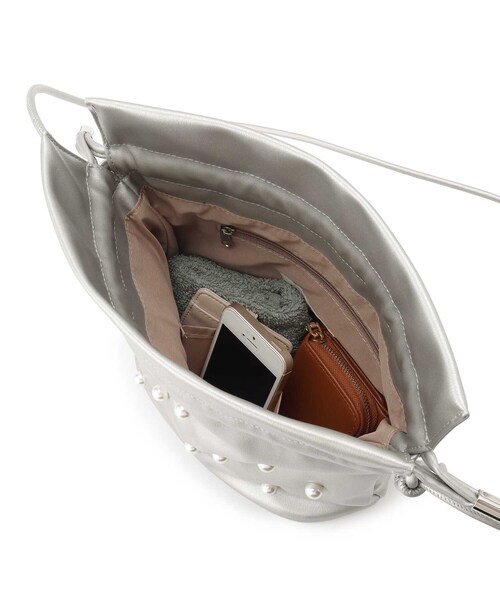 SHOO・LA・RUE（シューラルー）の「◆華やかさをプラスする パール調巾着ショルダーバッグ（ショルダーバッグ・レディース・ブラック/シルバー・00）」の9枚目の写真