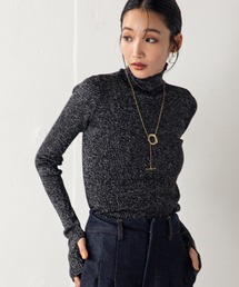どんなシーンにも使いやすく、さりげないおしゃれを楽しめる大人のエフォートレススタイルなラメリブ指抜きプルオーバー