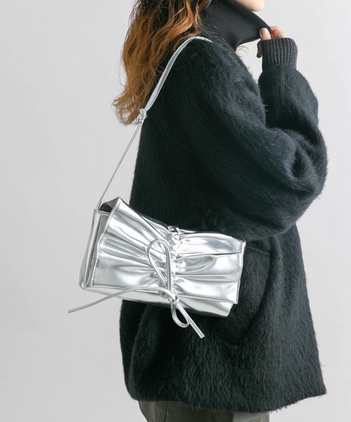 KBF（ケイビーエフ）の「リボンギャザーBAG（ショルダーバッグ・レディース・ネイビー/ベージュ/シルバー・ONE）」の4枚目の写真