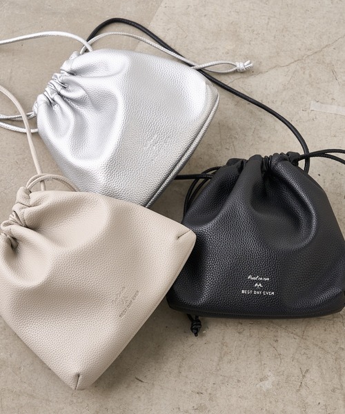 PUAL CE CIN(ピュアルセシン)の「合皮巾着バッグ(ショルダーバッグ・レディース・ブラック/シルバー/グレイッシュベージュ・FREE)」の4枚目の写真