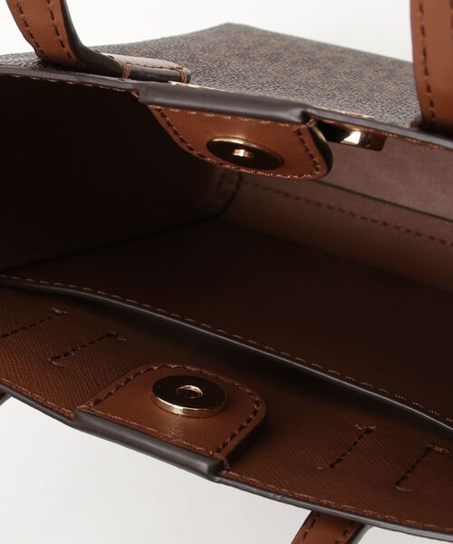 MICHAEL KORS（マイケルコース）の「Michael Kors Vincent Extra-Small Logo Crossbody Bag With Card Case マイケル コース MKシグニチャー ビンセント クロスボディ ショルダーバッグ（ショルダーバッグ・レディース・ブラウン・FREE）」の11枚目の写真