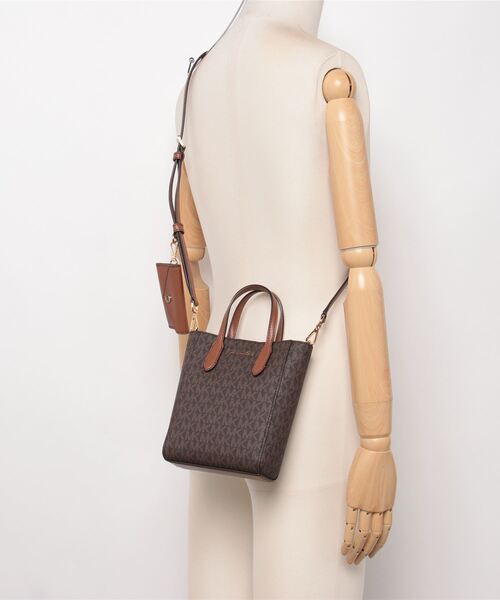 MICHAEL KORS（マイケルコース）の「Michael Kors Vincent Extra-Small Logo Crossbody Bag With Card Case マイケル コース MKシグニチャー ビンセント クロスボディ ショルダーバッグ（ショルダーバッグ・レディース・ブラウン・FREE）」の13枚目の写真