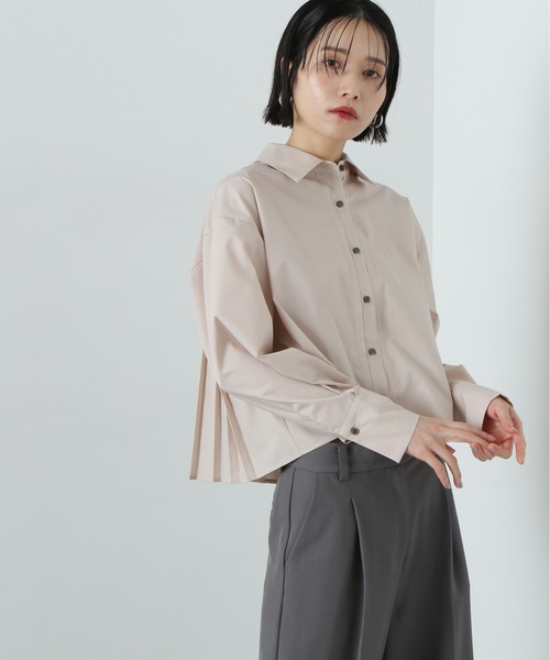 N.（N. Natural Beauty Basic）（エヌエヌナチュラルビューティーベーシック）の「バックプリーツショートシャツ（シャツ/ブラウス・レディース・ベージュ/オフホワイト/ブルー・MEDIUM）」の2枚目の写真