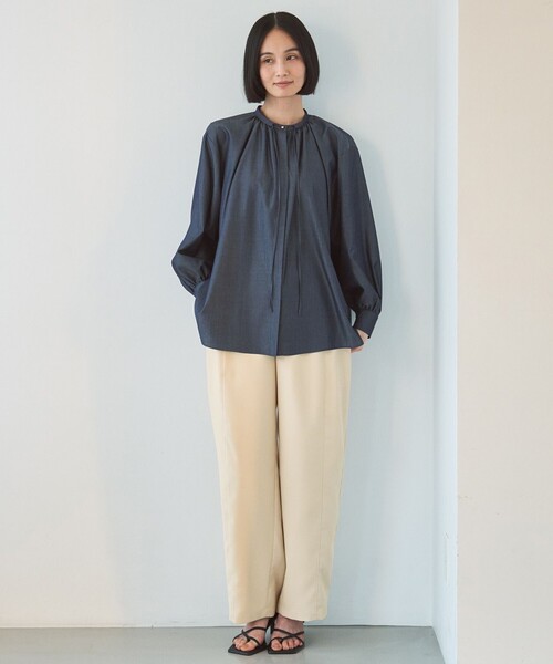 UNFILO（アンフィーロ）の「シャンブレーデニム ギャザーブラウス（シャツ/ブラウス・レディース・ネイビー系・LARGE/SMALL/MEDIUM）」の3枚目の写真
