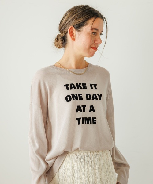 BAYFLOW（ベイフロー）の「[程よい透け感]シアーニットロゴロングスリーブプルオーバー（ニット/セーター・レディース・オフホワイト/シルバーグレー/ネイビー・FREE）」の2枚目の写真