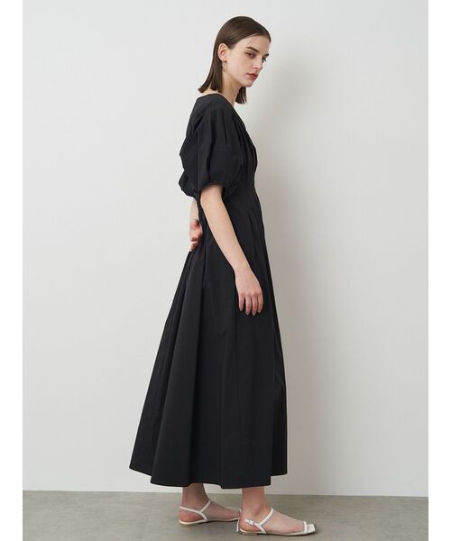 ELENDEEK（エレンディーク）の「フォルムスリーブウエストタックワンピース（ワンピース・レディース・ブラック/レッド/ブラウン・01/02）」の18枚目の写真