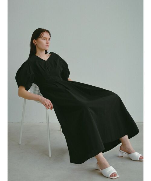 ELENDEEK（エレンディーク）の「フォルムスリーブウエストタックワンピース（ワンピース・レディース・ブラック/レッド/ブラウン・01/02）」の21枚目の写真