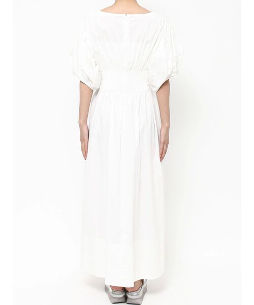 ELENDEEK（エレンディーク）の「フォルムスリーブウエストタックワンピース（ワンピース・レディース・ブラック/レッド/ブラウン・01/02）」の4枚目の写真