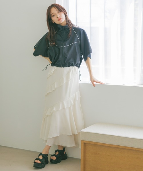 mysty woman(ミスティウーマン)の「パイピングショートスリーブブルゾン 315431(ブルゾン・レディース・アイボリー/ブラック・FREE)」の3枚目の写真