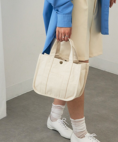 A by MAGASIN DE MODE(エーバイマガジンデモード)の「【A by MAGASIN DE MODE】e.e.p.スクエアプチトート SNBD(トートバッグ・レディース・グレー/アイボリー/ブラック/ネイビー・FREE)」の6枚目の写真