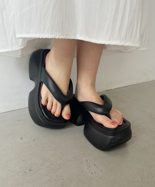 CLEA(クレア)の「軽量厚底トングサンダル(サンダル・レディース・ブラック/ホワイト・24.5cm/23.5cm)」の11枚目の写真